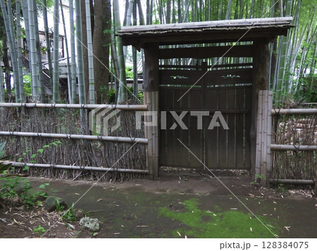 日蓮宗妙福寺の庭を飾る、趣ある柴垣と古式ゆかしい門 128384075