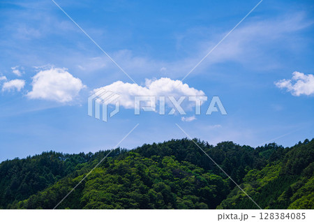 初夏の並んだ雲と山 128384085