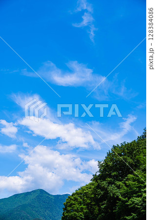 初夏の青空と山 木曽福島 初夏の青空と山 木曽福島 128384086