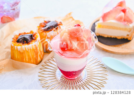 初夏のスイーツ 桃のパフェ 初夏のスイーツ 桃のパフェ 128384128