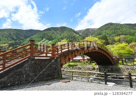 旧中山道へ渡る長野県 奈良井木曽の大橋 128384277