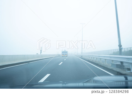 濃霧の高速道路、白く霞むハイウエイ 128384298