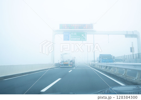 濃霧の高速道路、白く霞むハイウエイ 128384300