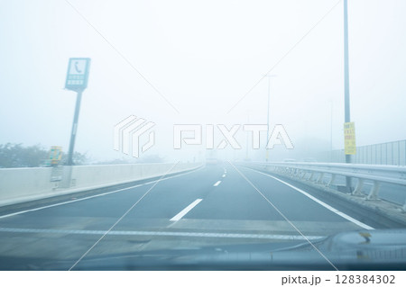 濃霧の高速道路、白く霞むハイウエイ 128384302