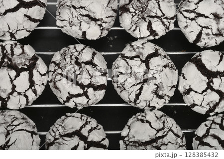 Chocolate crinkle cookies 128385432