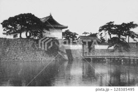 古写真　1914-1918年　東京　丸の内　旧江戸城の和田倉門 128385495