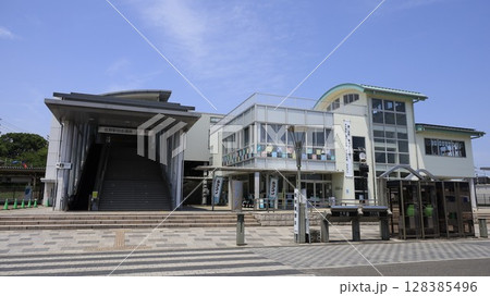 JR両毛線、東武鉄道の佐野駅、南口出入口（左側階段）と佐野駅前交流プラザぱるぽーと 128385496