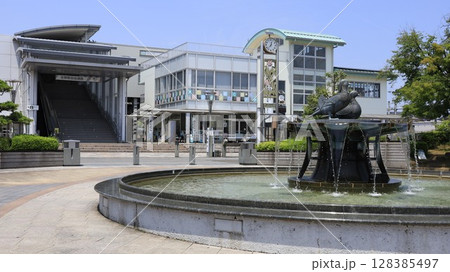 JR両毛線、東武鉄道の佐野駅、南口出入口と佐野駅前交流プラザの噴水 JR両毛線、東武鉄道の佐野駅、南口出入口と佐野駅前交流プラザの噴水 128385497