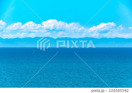 角田岬から見た海と遠くに見える佐渡ヶ島 角田岬から見た海と遠くに見える佐渡ヶ島 128385592