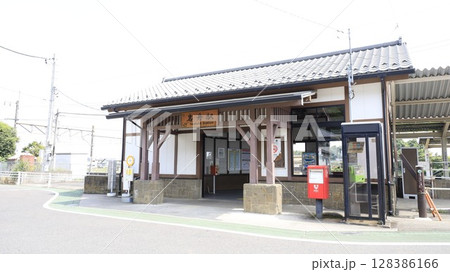 JR両毛線の岩舟駅駅舎 128386166