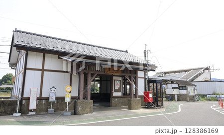 JR両毛線の岩舟駅駅舎 JR両毛線の岩舟駅駅舎 128386169