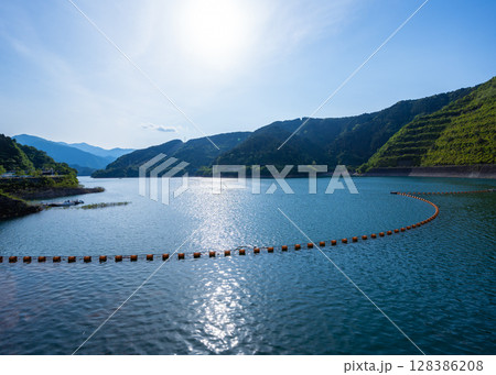 宮ケ瀬ダムの上から見た宮ケ瀬湖の様子 宮ケ瀬ダムの上から見た宮ケ瀬湖の様子 128386208