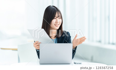 笑顔で対話をする女性・ビジネスウーマン 128387258