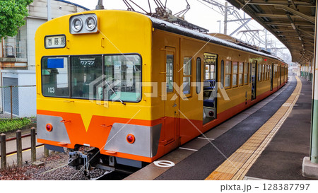 三岐鉄道三岐線　近鉄富田駅ホーム 128387797