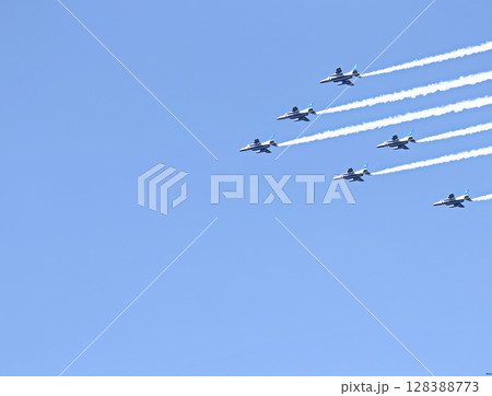 関西万博 2025 淀川上空を飛行するブルーインパルス 関西万博 2025 淀川上空を飛行するブルーインパルス 128388773