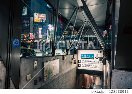 夜の新宿西口駅　D4出入口 128388911