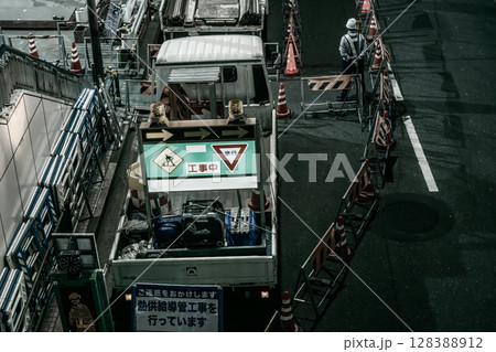 夜間工事 電光表示板を積んだトラック 夜間工事 電光表示板を積んだトラック 128388912