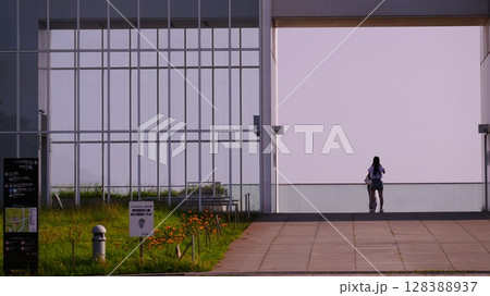 クリスタルビューに咲く向日葵と空間スペース 128388937