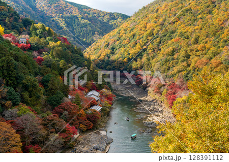 嵐峡の紅葉、大堰川を行く屋形船と保津川下り 128391112
