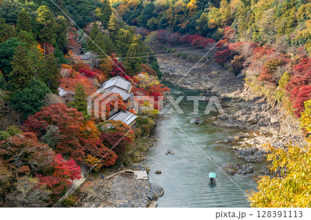 嵐峡の紅葉、大堰川を行く屋形船と保津川下り 嵐峡の紅葉、大堰川を行く屋形船と保津川下り 128391113