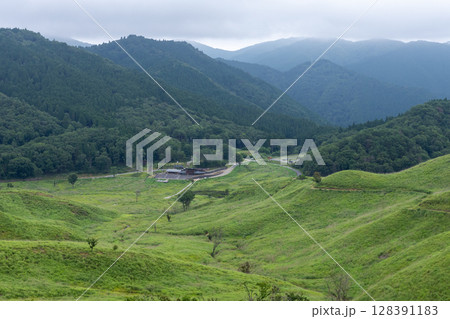 日本の兵庫県神河町の砥峰高原の美しい夏の風景 日本の兵庫県神河町の砥峰高原の美しい夏の風景 128391183