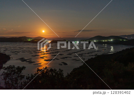 日本の岡山県瀬戸内市の美しい星空と月の出 日本の岡山県瀬戸内市の美しい星空と月の出 128391402