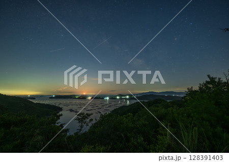 日本の岡山県瀬戸内市の美しい星空と月の出 128391403
