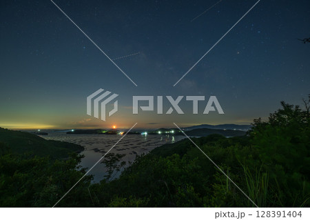 日本の岡山県瀬戸内市の美しい星空と月の出 128391404