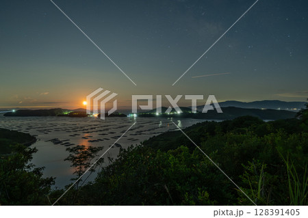 日本の岡山県瀬戸内市の美しい星空と月の出 128391405