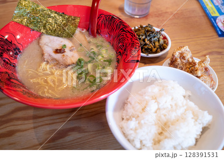 とても美味しい日本のラーメンとチャーシュー丼 128391531
