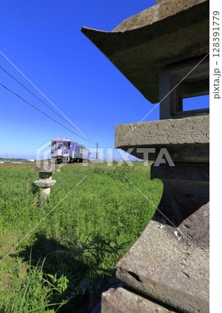 快晴の青空をバックに走るキハ普通列車 快晴の青空をバックに走るキハ普通列車 128391779