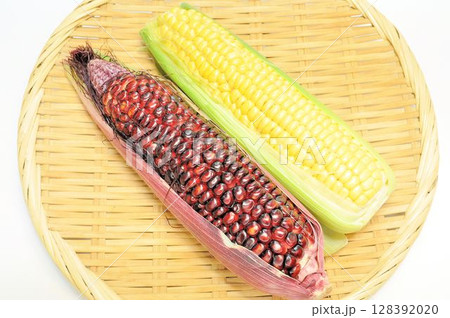 黄色と赤色のスイートコーン 128392020