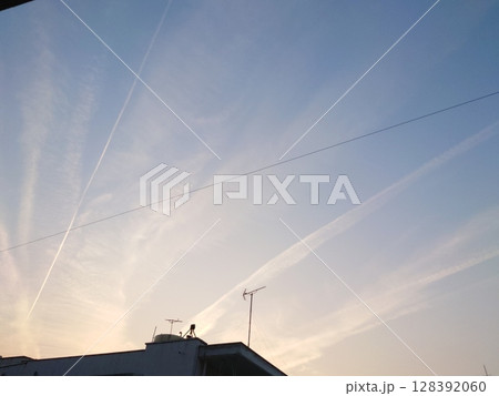 流れる雲と空 128392060