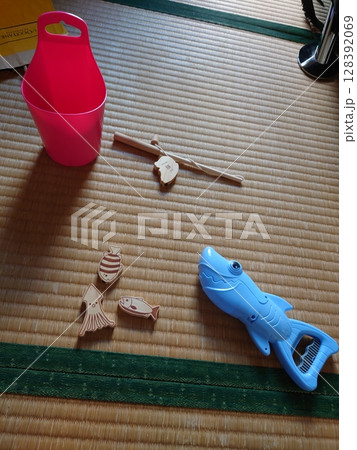 昔ながらの遊びのあと 128392069