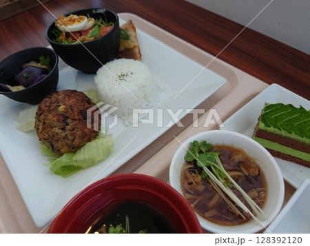 ある日の食事 128392120