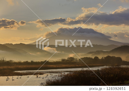 朝焼けの霧立つ赤石川の日の出 128392651