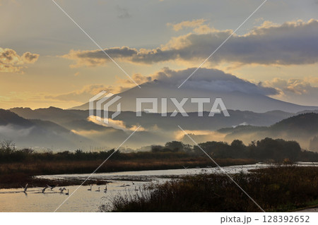 朝焼けの霧立つ赤石川の日の出 128392652