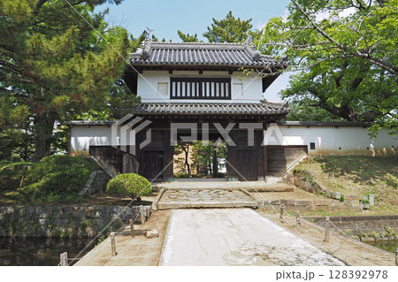 亀城公園(土浦城跡)の櫓門【茨城県土浦市】 亀城公園(土浦城跡)の櫓門【茨城県土浦市】 128392978