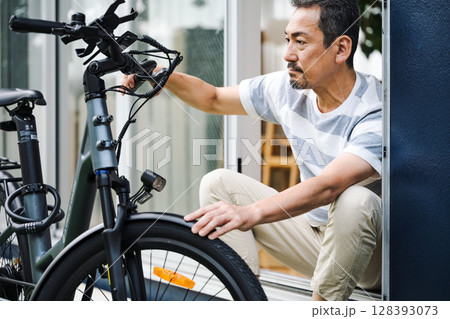 家の庭で趣味の自転車を触る50代のミドル男性 128393073