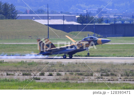 訓練飛行を終えて小松基地へ帰還する航空自衛隊F-15戦闘機(アグレッサー) 訓練飛行を終えて小松基地へ帰還する航空自衛隊F-15戦闘機(アグレッサー) 128393471