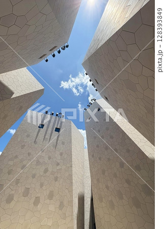 真夏の快晴の空とアラビアの建物 真夏の快晴の空とアラビアの建物 128393849