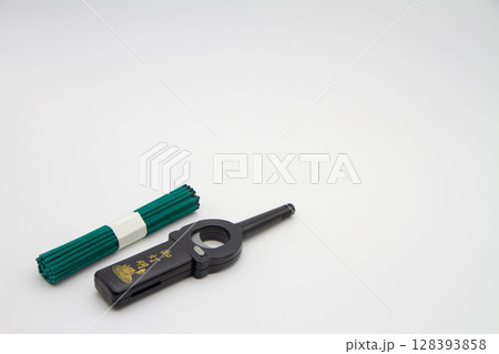 お線香とライター 128393858