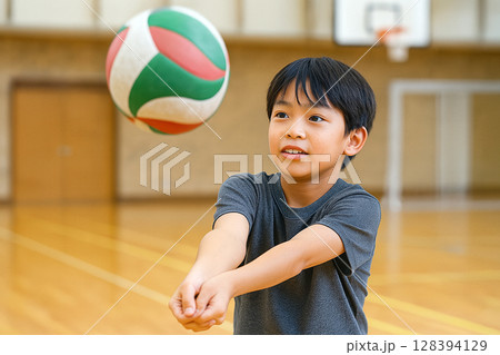 部活動でバレーボールを楽しむ中学生の男子　アクティブスポーツ 128394129