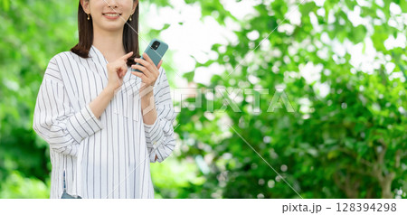 スマホを持つ女性 スマホを持つ女性 128394298
