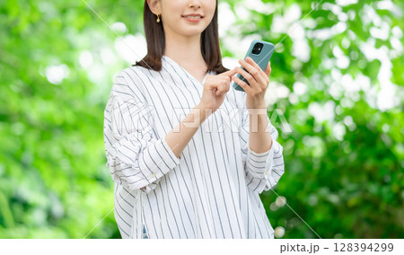 スマホを持つ女性 128394299