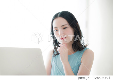 パソコンの前のかわいい性　春夏のノースリーブ白バックの考えるネガティブなイメージ 128394491