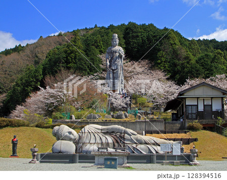 壺阪寺の大観音石蔵と大涅槃石像 128394516