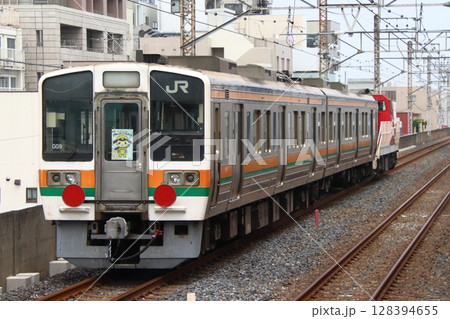 流鉄線へ渡る元東海道本線211系電車 128394655