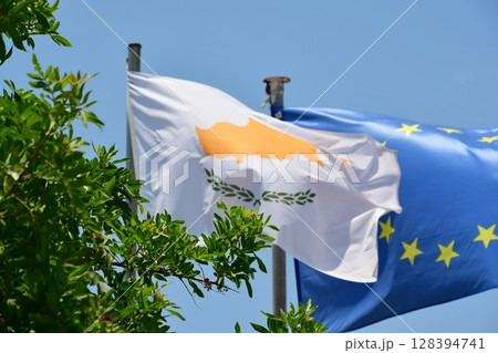 キプロス、パフォス郊外、パレパフォス博物館、キプロス国旗とユーロ旗 キプロス、パフォス郊外、パレパフォス博物館、キプロス国旗とユーロ旗 128394741