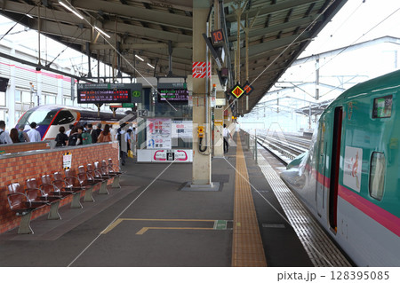新型車両故障に伴い福島駅で乗換を要する山形新幹線つばさ号（2025年7月） 128395085